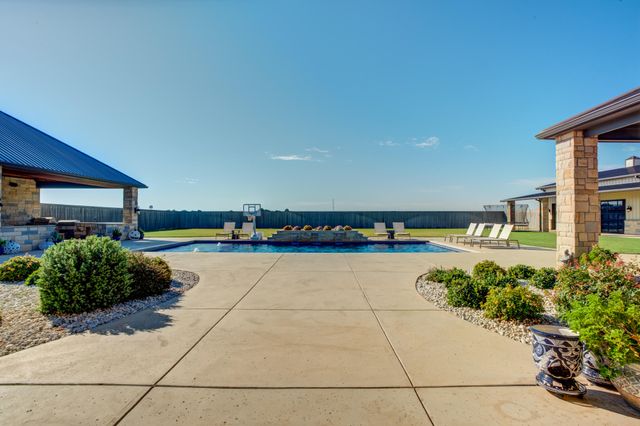 8216 E County Rd 6100, Idalou, TX 79329