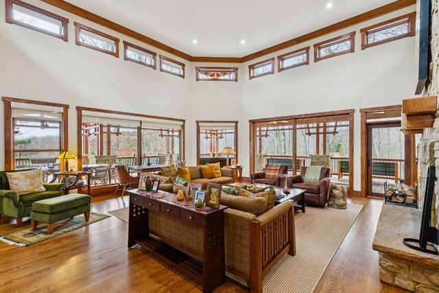 394 Myers Point Rd, Sewanee, TN 37375