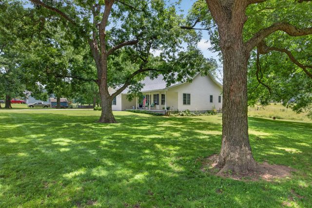 13830 E E Musket Road, Nevada, MO 64772