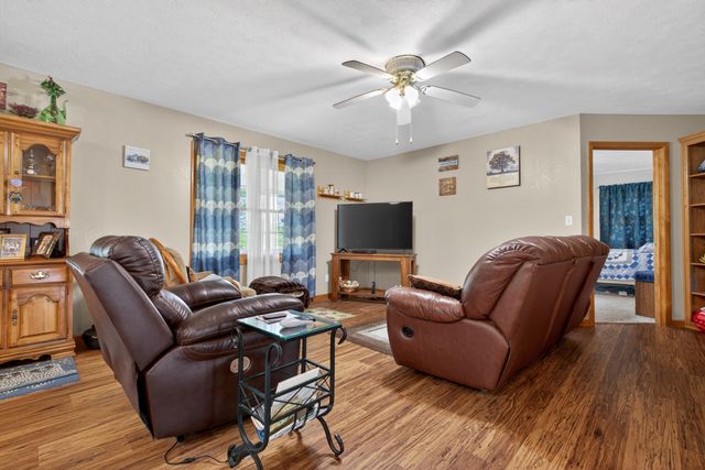 13830 E E Musket Road, Nevada, MO 64772