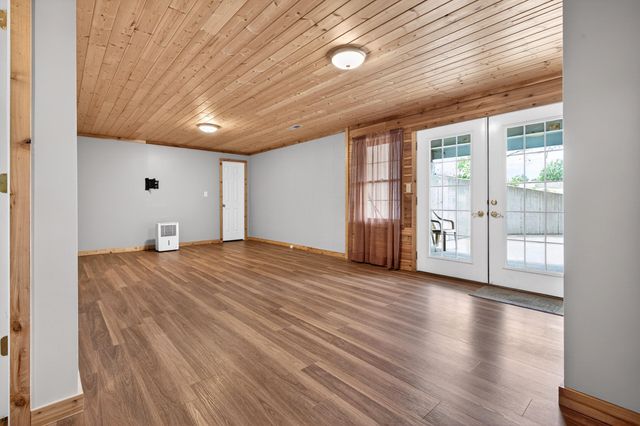 13830 E E Musket Road, Nevada, MO 64772