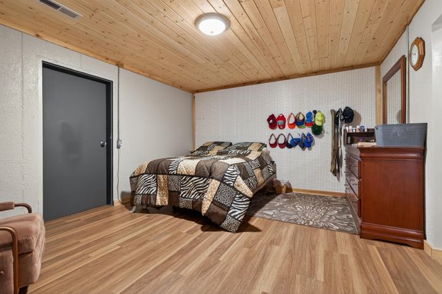 13830 E E Musket Road, Nevada, MO 64772