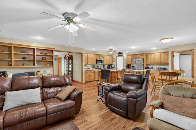 13830 E E Musket Road, Nevada, MO 64772