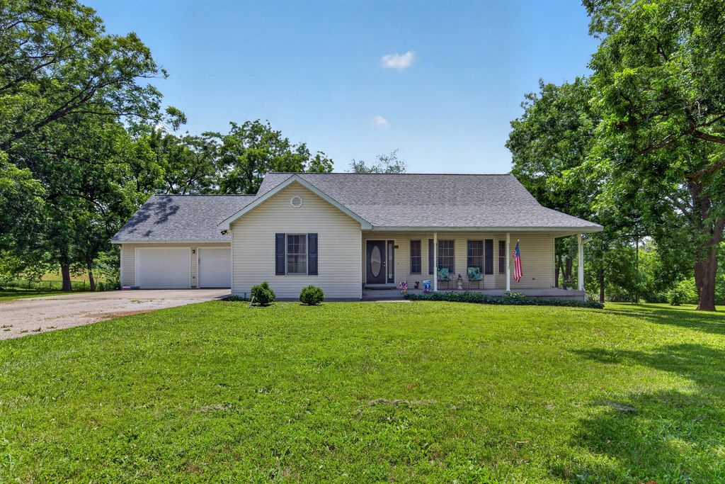 13830 E E Musket Road, Nevada, MO 64772
