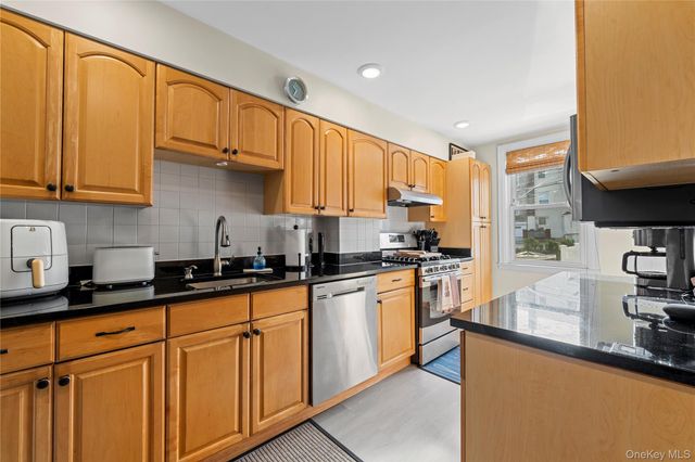 7338 52nd Road, Maspeth, NY 11378