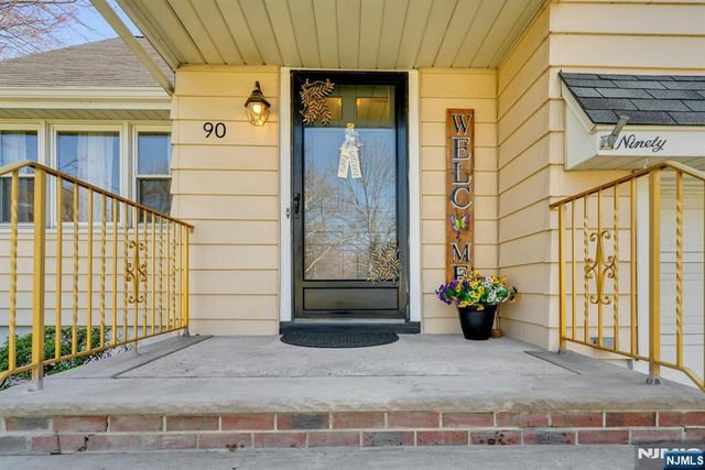 90 Arnot Place, Paramus, NJ 07652