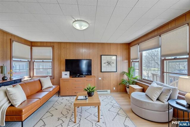 90 Arnot Place, Paramus, NJ 07652