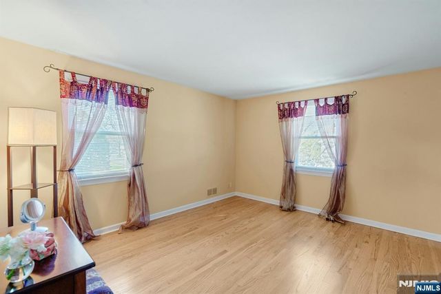 90 Arnot Place, Paramus, NJ 07652