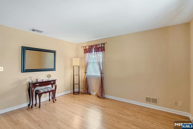 90 Arnot Place, Paramus, NJ 07652