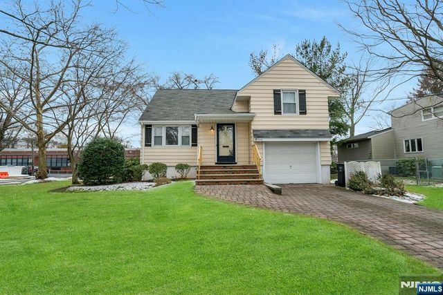 90 Arnot Place, Paramus, NJ 07652
