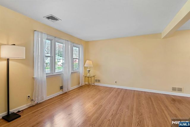 90 Arnot Place, Paramus, NJ 07652
