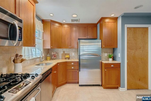 90 Arnot Place, Paramus, NJ 07652