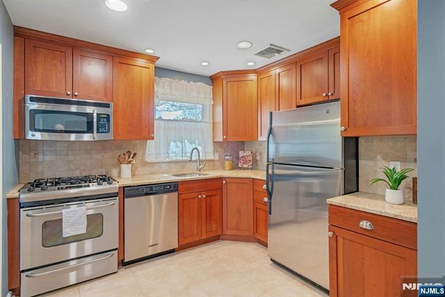 90 Arnot Place, Paramus, NJ 07652
