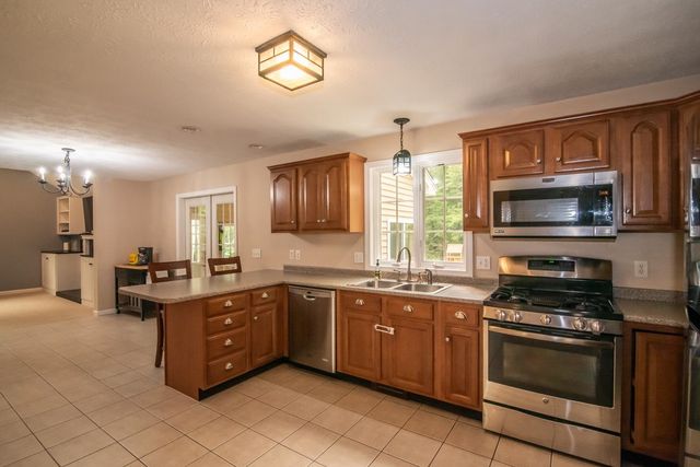 7 Dove Road, Hooksett, NH 03106