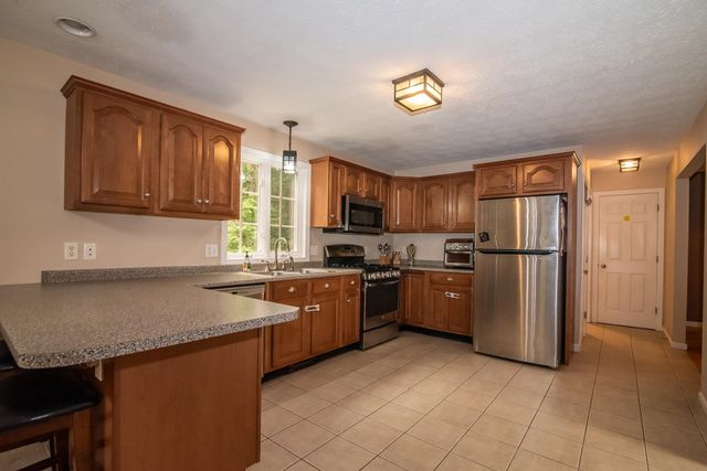 7 Dove Road, Hooksett, NH 03106
