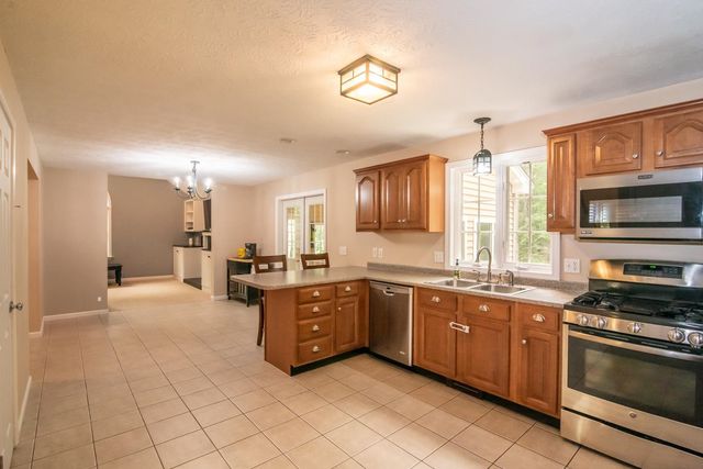 7 Dove Road, Hooksett, NH 03106
