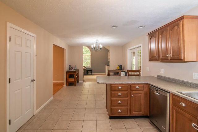 7 Dove Road, Hooksett, NH 03106