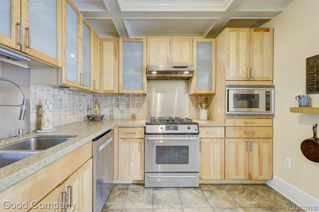 331 Edgewood Place, Ferndale, MI 48220