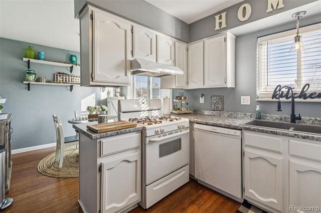 715 Cape Cod 1, South Lyon, MI 48178