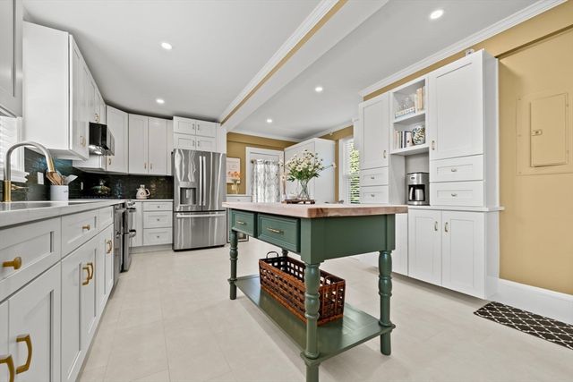 6 Linden St 2, Salem, MA 01970