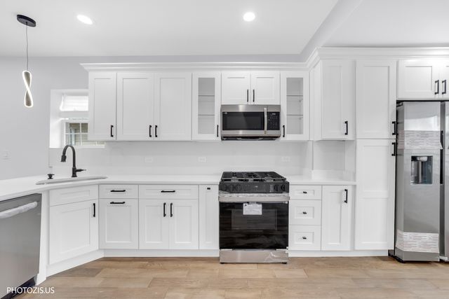 8021 W 45th Street, Lyons, IL 60534