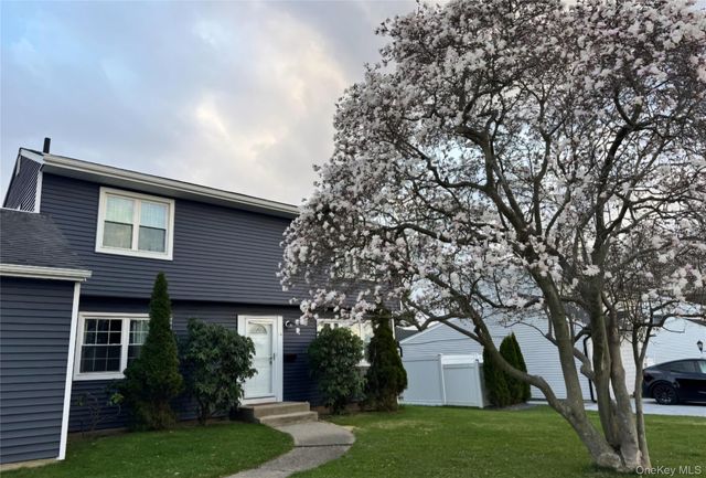 14 Bradford Road, Plainview, NY 11803