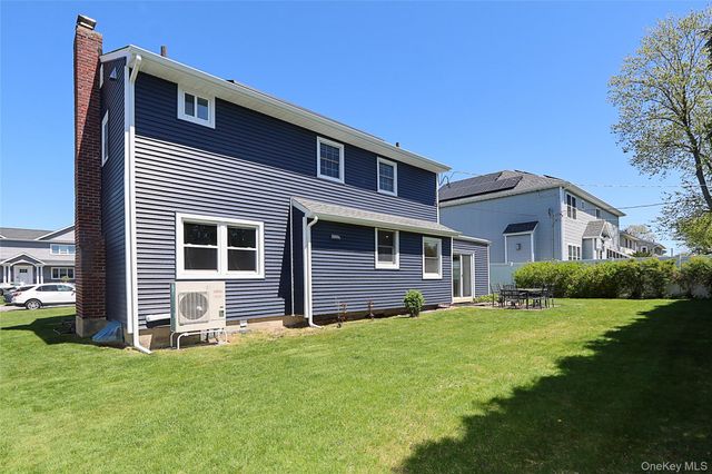 14 Bradford Road, Plainview, NY 11803