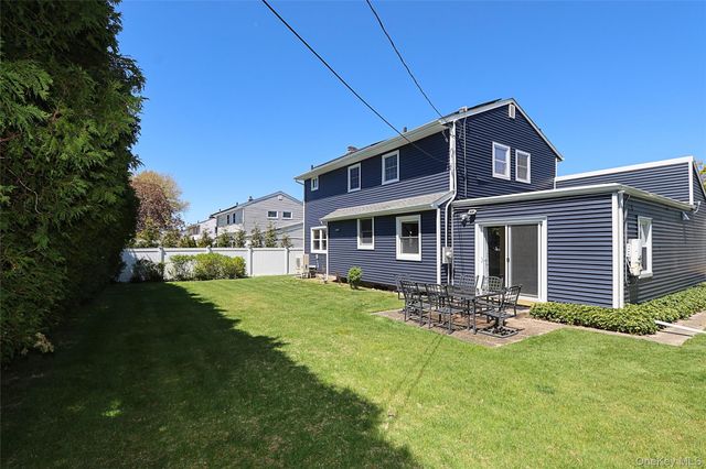 14 Bradford Road, Plainview, NY 11803