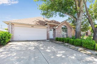950 Blossomwood Court, Arlington, TX 76017
