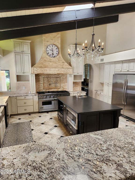 Image 10 of property listing at 8915 N Invergordon Road, Paradise Valley, AZ 85253