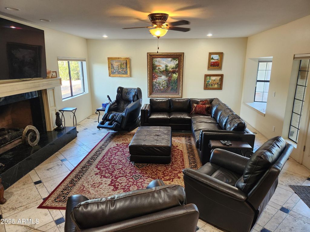 Image 12 of property listing at 8915 N Invergordon Road, Paradise Valley, AZ 85253