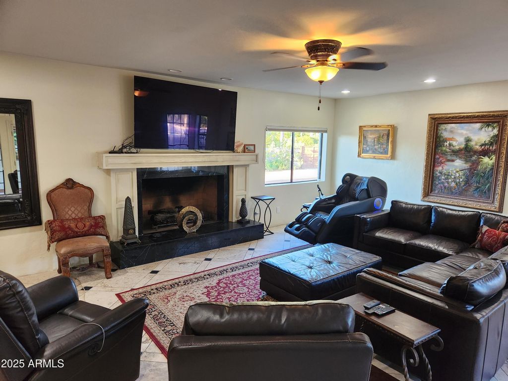 Image 14 of property listing at 8915 N Invergordon Road, Paradise Valley, AZ 85253