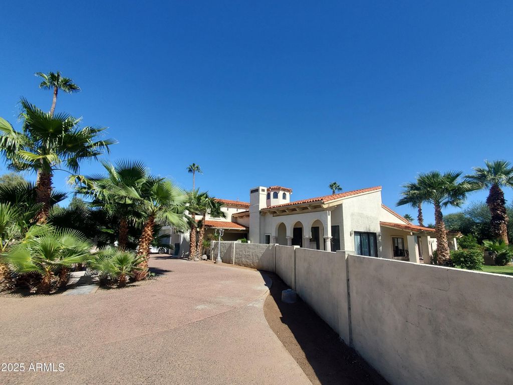 Image 2 of property listing at 8915 N Invergordon Road, Paradise Valley, AZ 85253