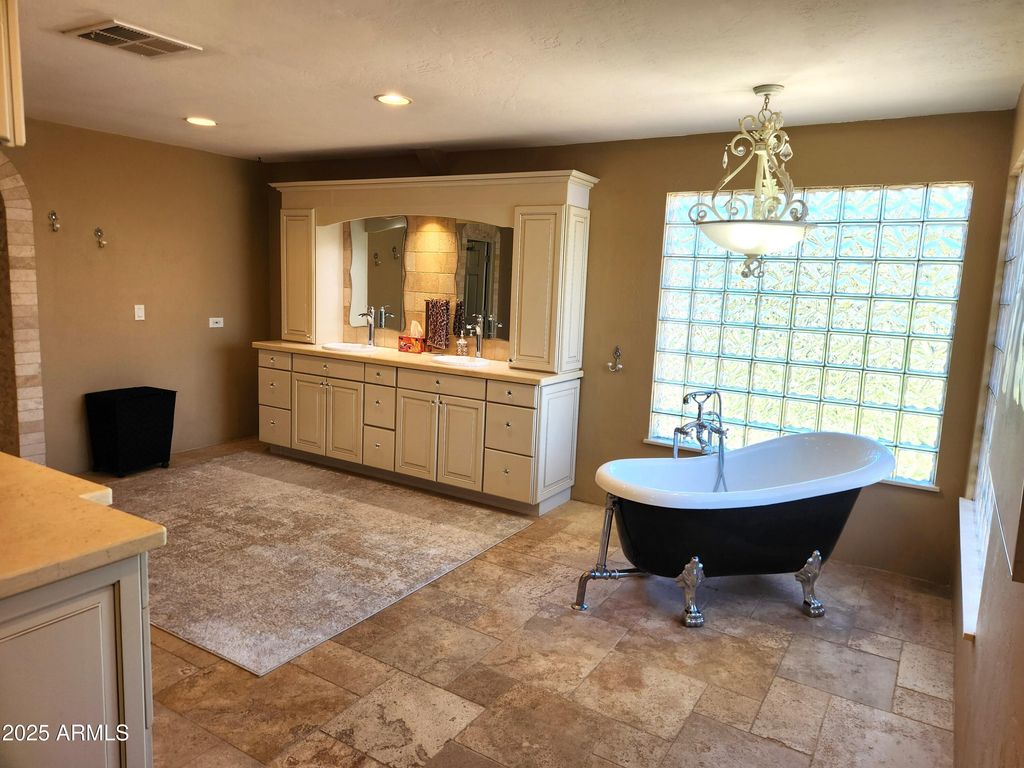 Image 27 of property listing at 8915 N Invergordon Road, Paradise Valley, AZ 85253