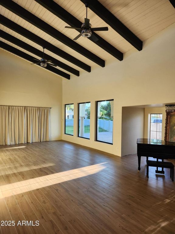 Image 6 of property listing at 8915 N Invergordon Road, Paradise Valley, AZ 85253