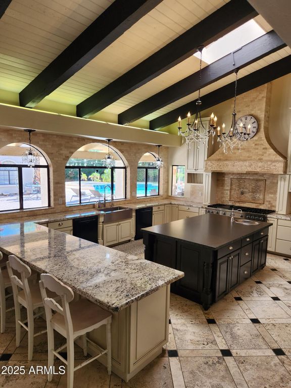 Image 9 of property listing at 8915 N Invergordon Road, Paradise Valley, AZ 85253