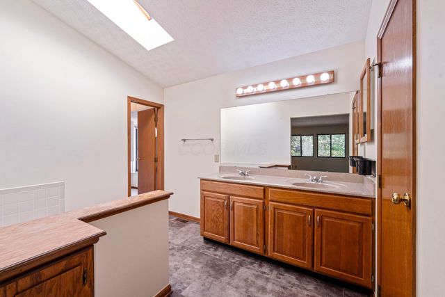 1664 Demaret Lane, Columbus, OH 43228