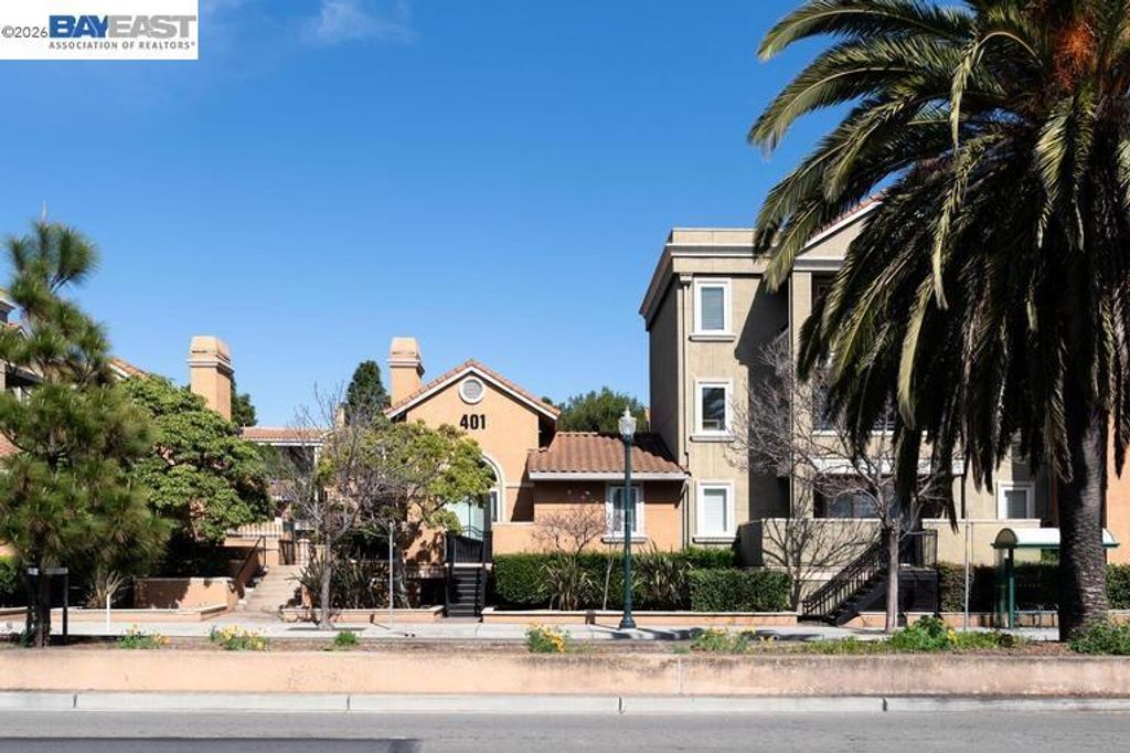 Image 3 of property listing at 401 S Norfolk St 216, San Mateo, CA 94401