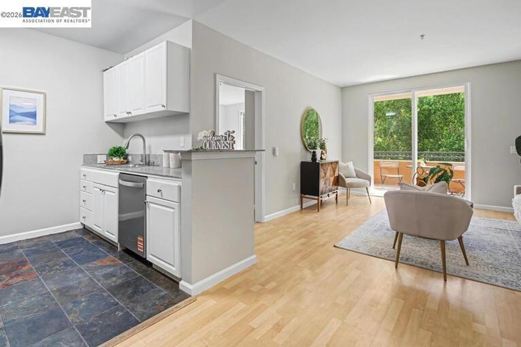 Image 5 of property listing at 401 S Norfolk St 216, San Mateo, CA 94401