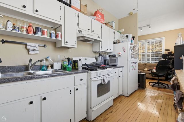 1337 W Barry Avenue, Chicago, IL 60657