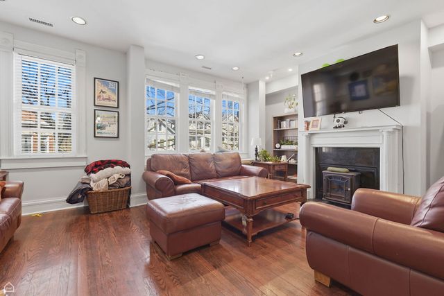 1337 W Barry Avenue, Chicago, IL 60657