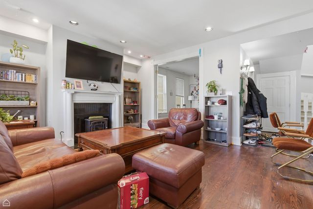 1337 W Barry Avenue, Chicago, IL 60657