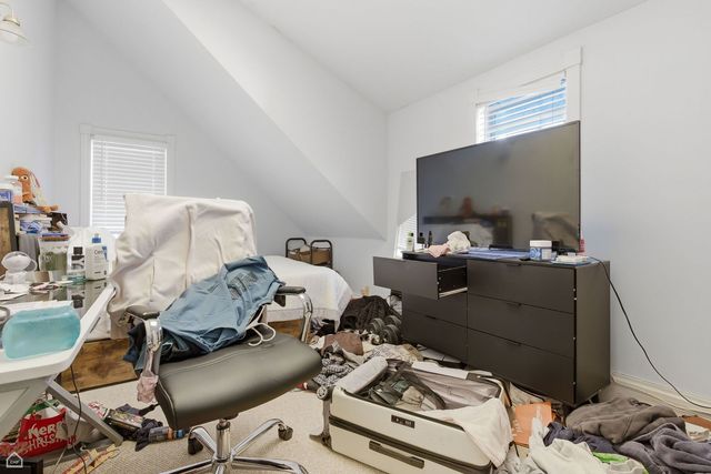 1337 W Barry Avenue, Chicago, IL 60657