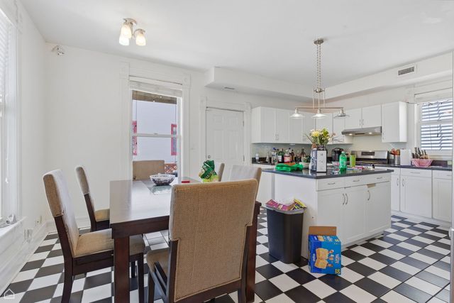 1337 W Barry Avenue, Chicago, IL 60657