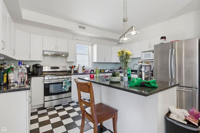 1337 W Barry Avenue, Chicago, IL 60657