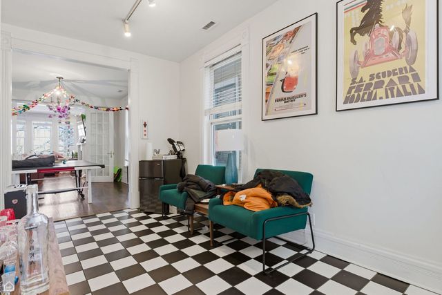 1337 W Barry Avenue, Chicago, IL 60657