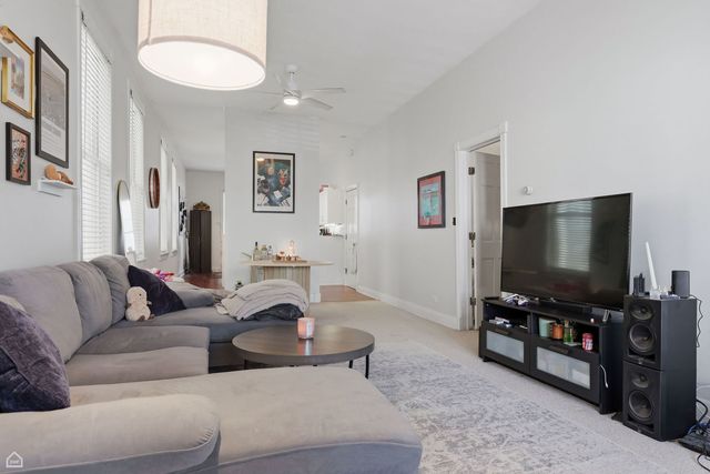 1337 W Barry Avenue, Chicago, IL 60657