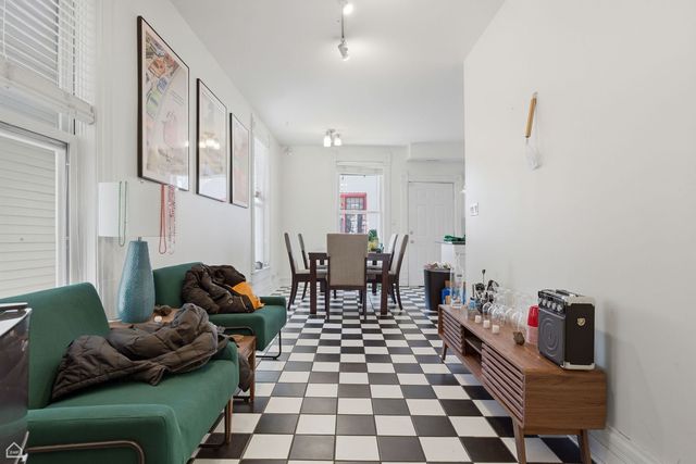 1337 W Barry Avenue, Chicago, IL 60657