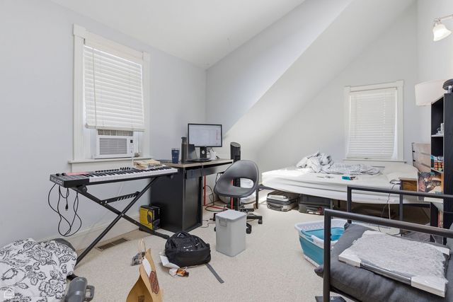 1337 W Barry Avenue, Chicago, IL 60657