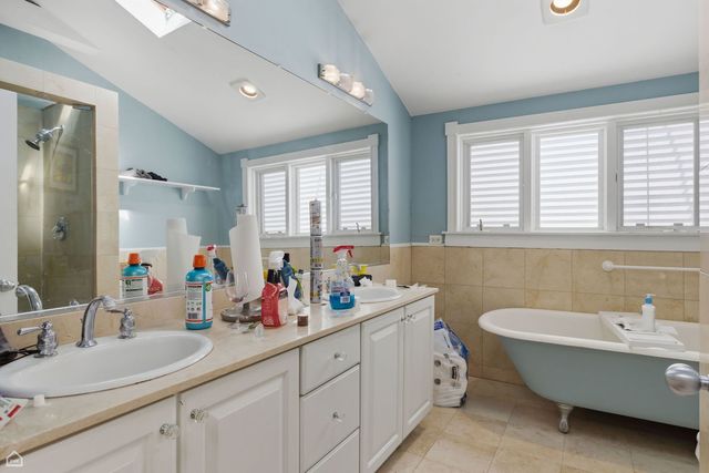 1337 W Barry Avenue, Chicago, IL 60657